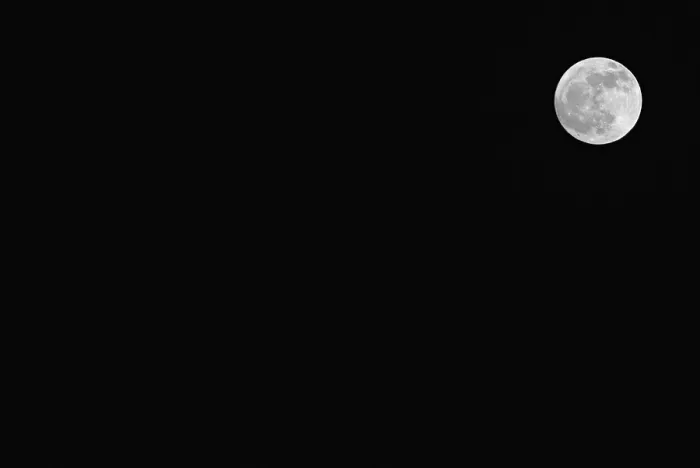 Gerahmter Druck : Mond gegen einen dunklen Himmel Gerahmter Druck : Mond gegen einen dunklen Himmel