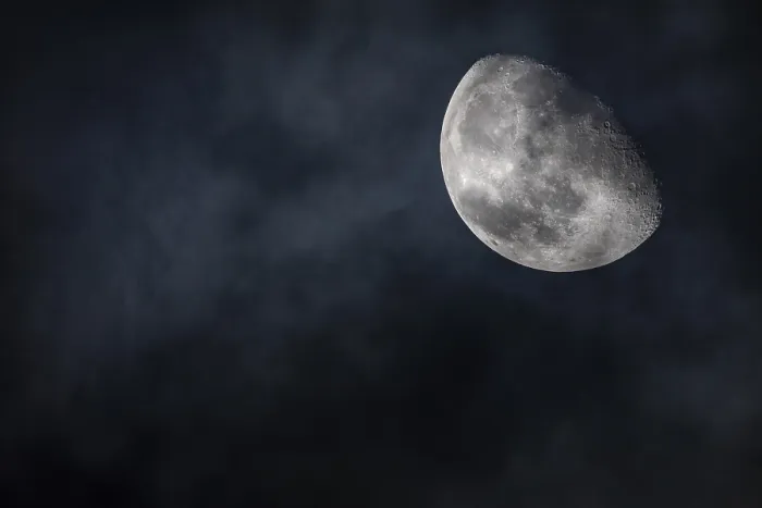 Gerahmter Druck : Mond im Nachthimmel mit Wolken. Gerahmter Druck : Mond im Nachthimmel mit Wolken.