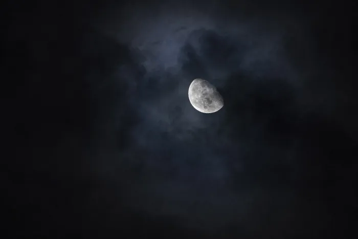 Gerahmter Druck : Mond im Nachthimmel mit Wolken. Gerahmter Druck : Mond im Nachthimmel mit Wolken.