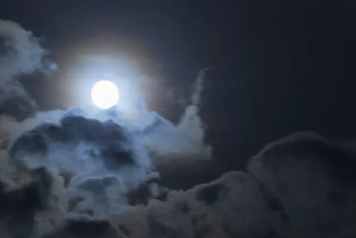 Gerahmter Druck : Die volle Mondscheibe leuchtet hell in einer Wolke. Gerahmter Druck : Die volle Mondscheibe leuchtet hell in einer Wolke.