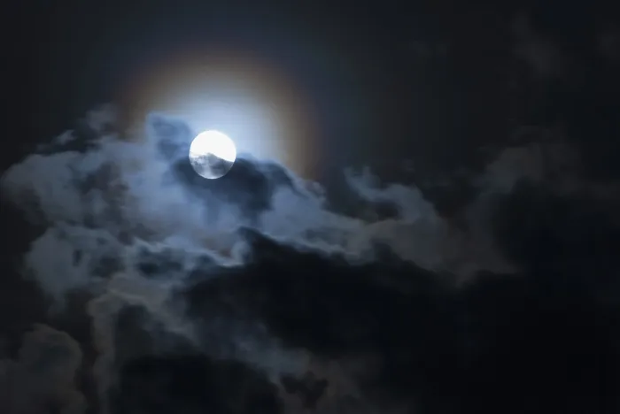 Gerahmter Druck : Der Vollmond leuchtet in einer stürmischen, schwarzen Nacht mit Regenwolken und einem Regenbogenhimmel. Gerahmter Druck : Der Vollmond leuchtet in einer stürmischen, schwarzen Nacht mit Regenwolken und einem Regenbogenhimmel.