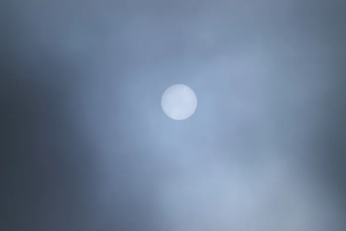 Gerahmter Druck : Mond durch Wolken im Abendlicht, Bayern, Deutschland Gerahmter Druck : Mond durch Wolken im Abendlicht, Bayern, Deutschland