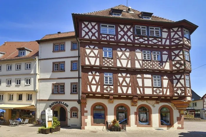 Gerahmter Druck : Mosbach, Deutschland, Juni 2021: Historisches Altstadtzentrum mit Fachwerkhäusern genannt Palmsche Haus Mosbach. Gerahmter Druck : Mosbach, Deutschland, Juni 2021: Historisches Altstadtzentrum mit Fachwerkhäusern genannt Palmsche Haus Mosbach.