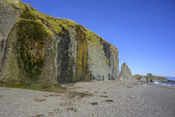 Gerahmter Druck : Moss und Algen an einem kleinen Wasserfall am Strand. Gerahmter Druck : Moss und Algen an einem kleinen Wasserfall am Strand.