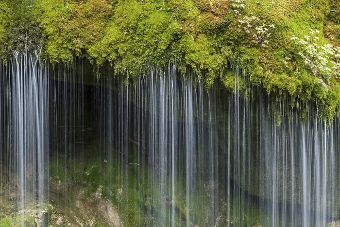 Gerahmter Druck : Moosbedeckte Felsen und Wasserfall Gerahmter Druck : Moosbedeckte Felsen und Wasserfall