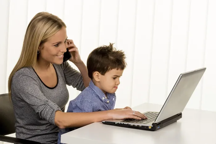 Gerahmter Druck : Mutter und Sohn am Computer. Gerahmter Druck : Mutter und Sohn am Computer.