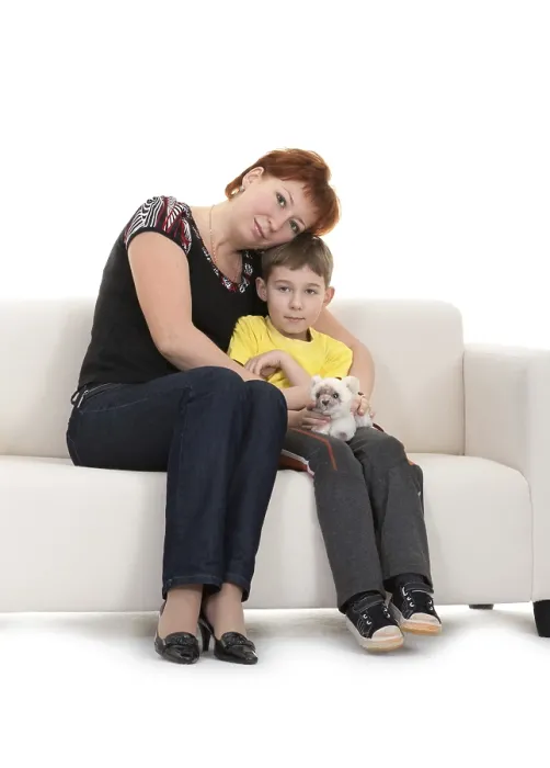 Gerahmter Druck : Mutter und Sohn sitzen auf dem Sofa. Gerahmter Druck : Mutter und Sohn sitzen auf dem Sofa.