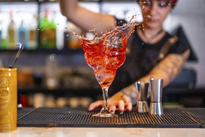 Gerahmter Druck : Bewegtbildszene eines Barkeepers, der einen Cocktail zubereitet. Gerahmter Druck : Bewegtbildszene eines Barkeepers, der einen Cocktail zubereitet.