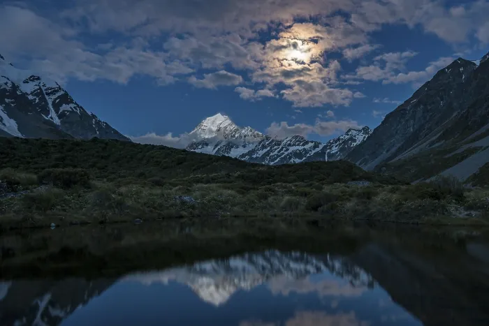 Gerahmter Druck : Mount Cook wird im Mondlicht in dem Teich reflektiert.