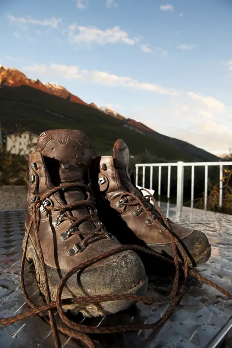 Gerahmter Druck : Berge-Stiefel auf einem Tisch. Gerahmter Druck : Berge-Stiefel auf einem Tisch.