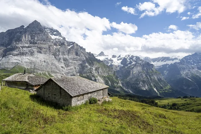 Gerahmter Druck : Bergschutzhütte, Alpenhütten mit Schindeln. Gerahmter Druck : Bergschutzhütte, Alpenhütten mit Schindeln.