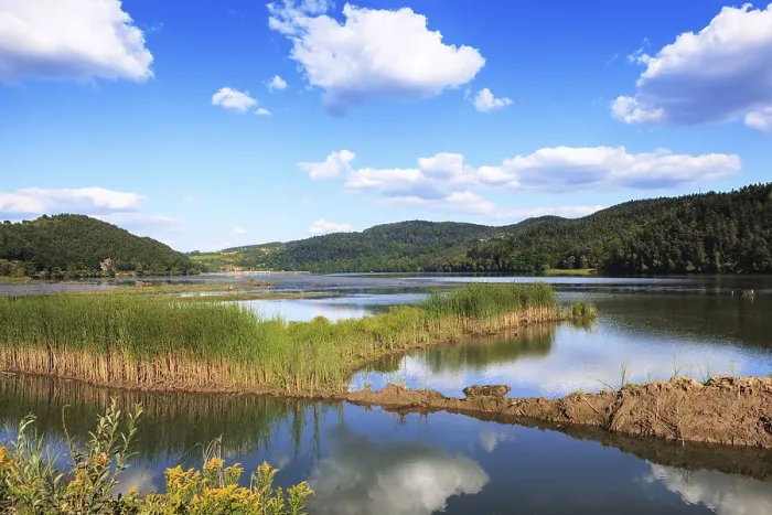 Gerahmter Druck : Berge am Bergsee