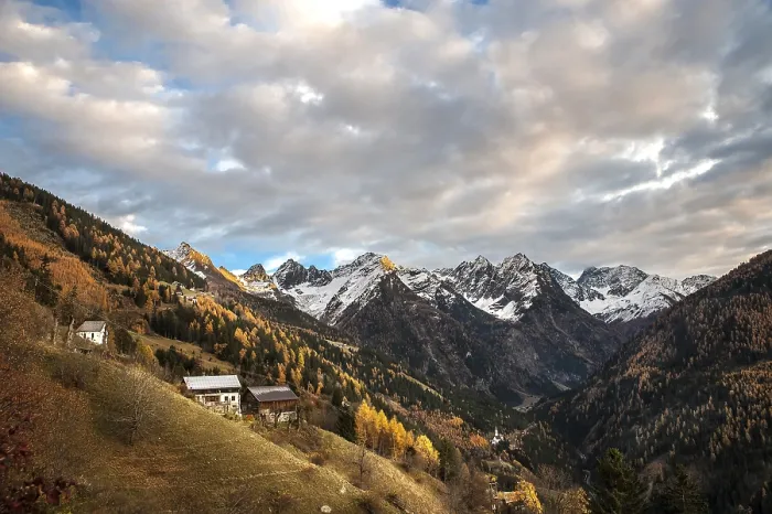 Gerahmter Druck : Berglandschaft im Herbst, bewölkt. Gerahmter Druck : Berglandschaft im Herbst, bewölkt.