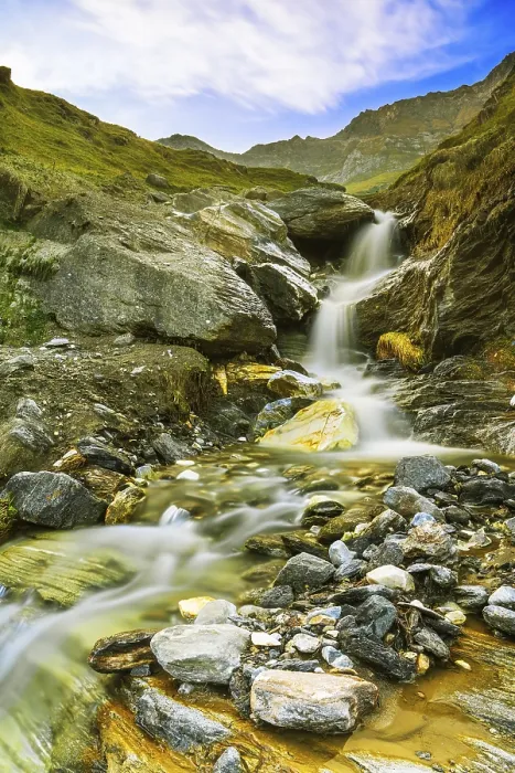 Gerahmter Druck : Berglandschaft mit kleinem Wasserfall. Gerahmter Druck : Berglandschaft mit kleinem Wasserfall.