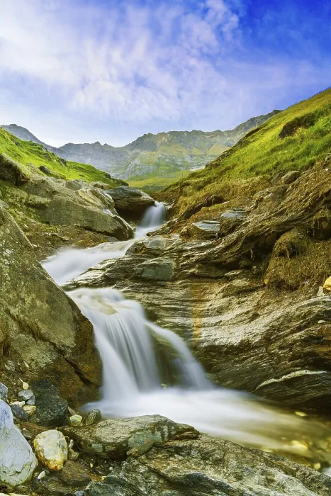 Gerahmter Druck : Berglandschaft mit kleinem Wasserfall. Gerahmter Druck : Berglandschaft mit kleinem Wasserfall.