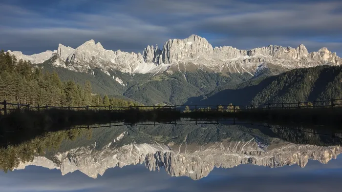 Gerahmter Druck : Blick auf ein Panorama der Berge, das in einem See spiegelt sich. Gerahmter Druck : Blick auf ein Panorama der Berge, das in einem See spiegelt sich.