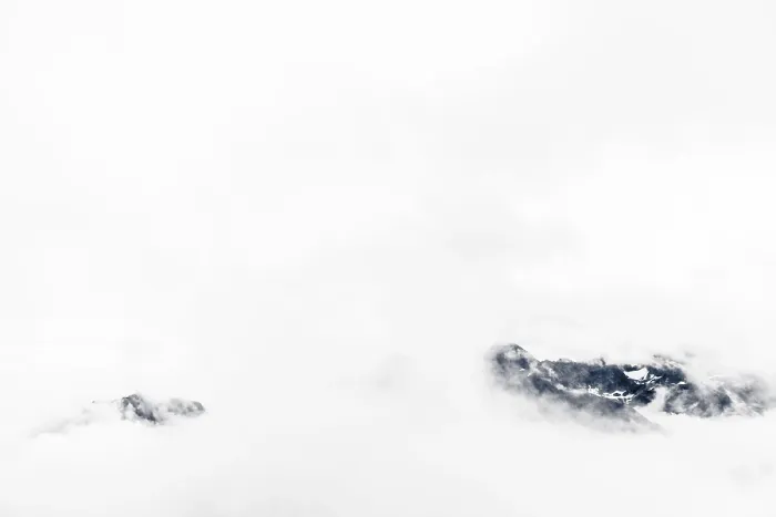 Gerahmter Druck : Berggipfel ragt aus den Wolken. Gerahmter Druck : Berggipfel ragt aus den Wolken.