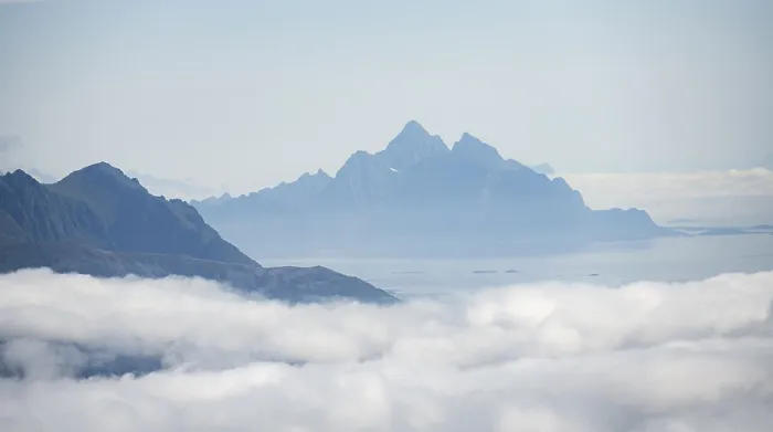 Gerahmter Druck : Berge über den Wolken. Gerahmter Druck : Berge über den Wolken.