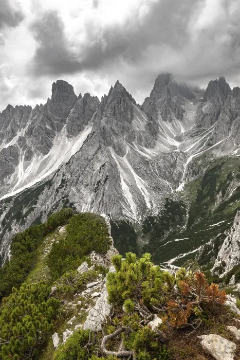 Gerahmter Druck : Berggipfel und spitze Felsen. Gerahmter Druck : Berggipfel und spitze Felsen.