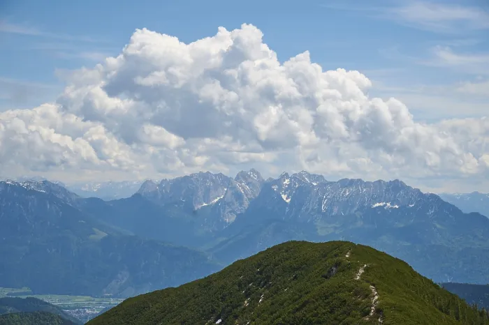 Gerahmter Druck : Bergkette Wilder Kaiser mit Wolke. Gerahmter Druck : Bergkette Wilder Kaiser mit Wolke.