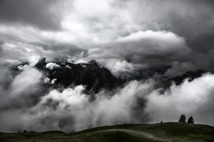 Gerahmter Druck : Bergkamm mit dramatischen Wolken. Gerahmter Druck : Bergkamm mit dramatischen Wolken.
