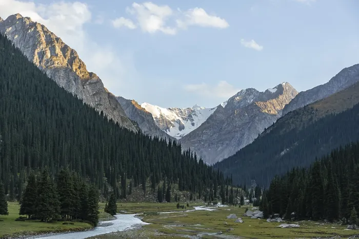 Gerahmter Druck : Bergfluss, Dramatische Berge mit Gletschern.