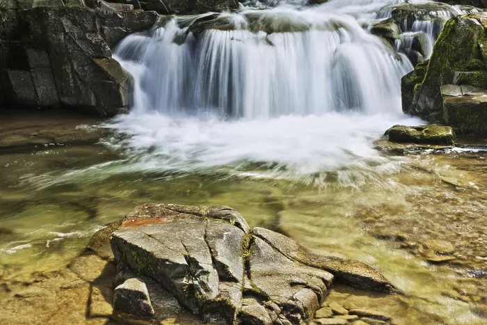 Gerahmter Druck : Bergfluss mit Wasserfall Gerahmter Druck : Bergfluss mit Wasserfall