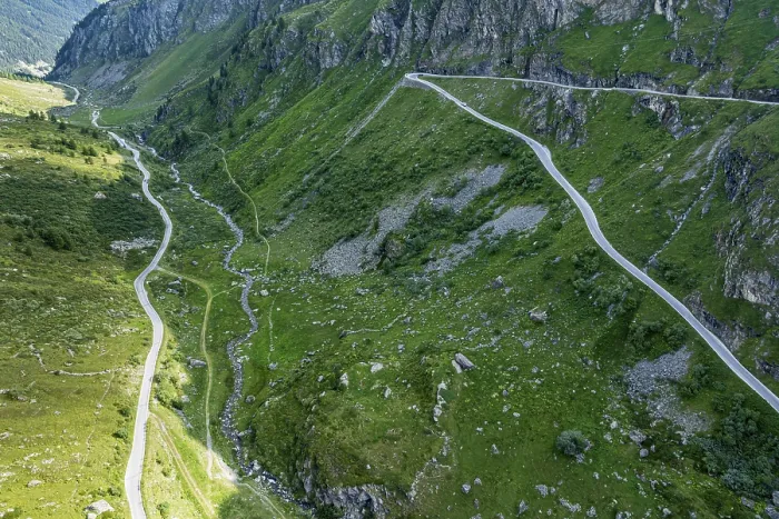 Gerahmter Druck : Bergstraße bis zum Lac de Moiry Gerahmter Druck : Bergstraße bis zum Lac de Moiry