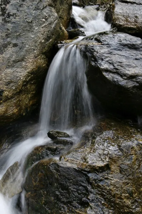 Gerahmter Druck : Bergbach. Ein idyllischer Bergbach, der sich durch die grüne Landschaft windet Gerahmter Druck : Bergbach. Ein idyllischer Bergbach, der sich durch die grüne Landschaft windet