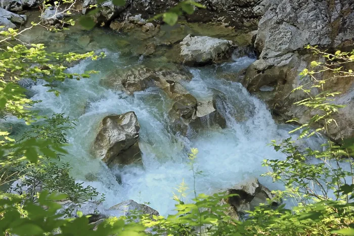 Gerahmter Druck : Bergbach, fließendes Wasser. Gerahmter Druck : Bergbach, fließendes Wasser.