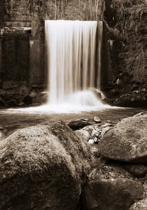 Gerahmter Druck : Bergbach mit kleinem Wasserfall. Gerahmter Druck : Bergbach mit kleinem Wasserfall.