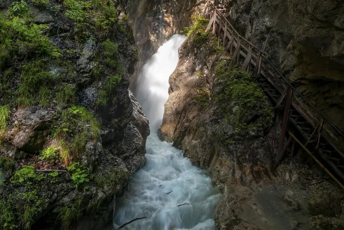 Gerahmter Druck : Bergbach mit Wasserfall Gerahmter Druck : Bergbach mit Wasserfall