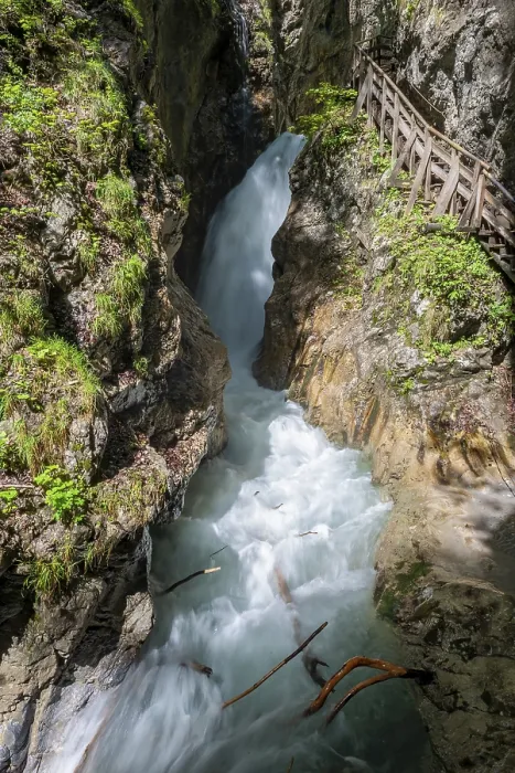 Gerahmter Druck : Bergbach mit Wasserfall Gerahmter Druck : Bergbach mit Wasserfall