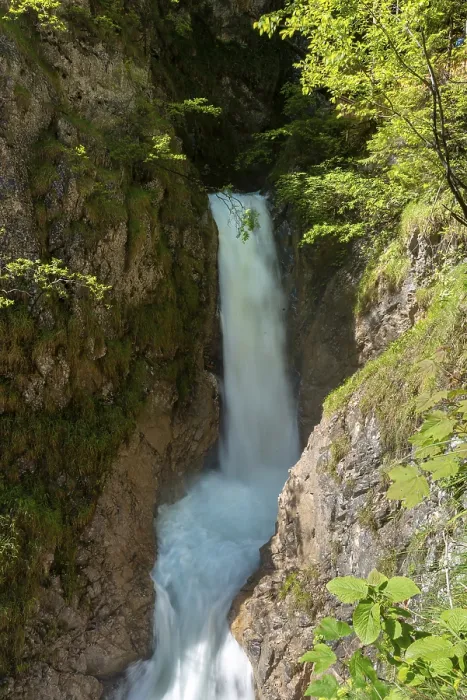 Gerahmter Druck : Bergbach mit Wasserfall