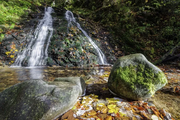 Gerahmter Druck : Bergbach und Wasserfall im Herbstwald. Gerahmter Druck : Bergbach und Wasserfall im Herbstwald.