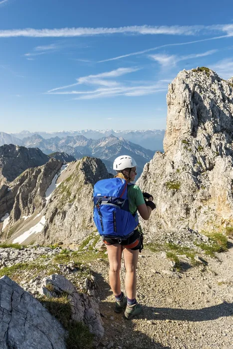 Gerahmter Druck : Bergsteiger mit Rucksack schaut über Berge. Gerahmter Druck : Bergsteiger mit Rucksack schaut über Berge.