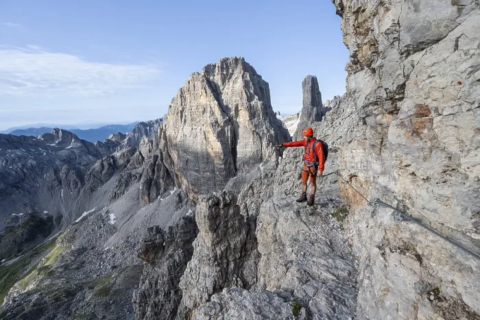 Gerahmter Druck : Bergsteiger zeigt in die Ferne. Gerahmter Druck : Bergsteiger zeigt in die Ferne.