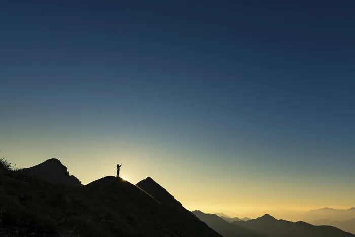 Gerahmter Druck : Bergsteiger auf Gipfelkamm mit Sonnenhintergrund. Gerahmter Druck : Bergsteiger auf Gipfelkamm mit Sonnenhintergrund.