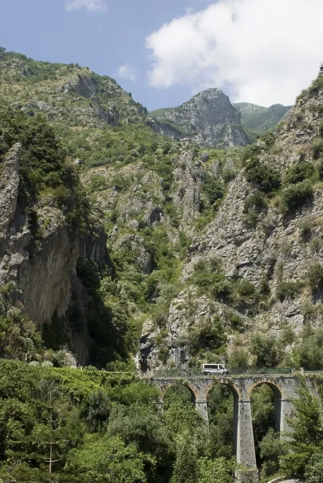 Gerahmter Druck : Berge und Brücke über eine Schlucht.