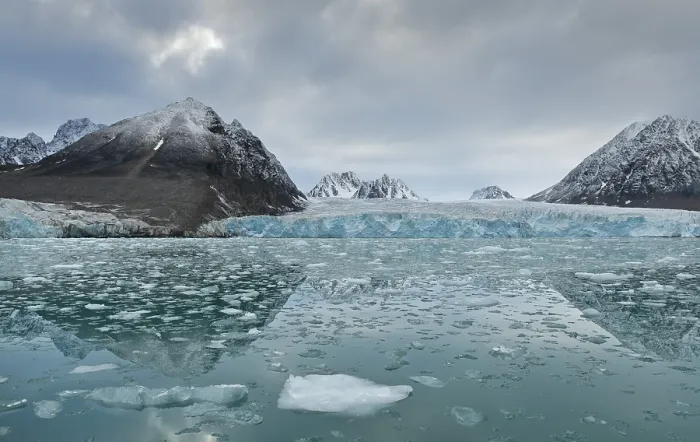 Gerahmter Druck : Berge und Monacobreen-Gletscher Gerahmter Druck : Berge und Monacobreen-Gletscher