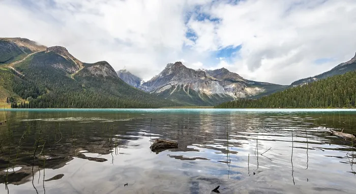 Gerahmter Druck : Berge im Emerald Lake spiegeln. Gerahmter Druck : Berge im Emerald Lake spiegeln.