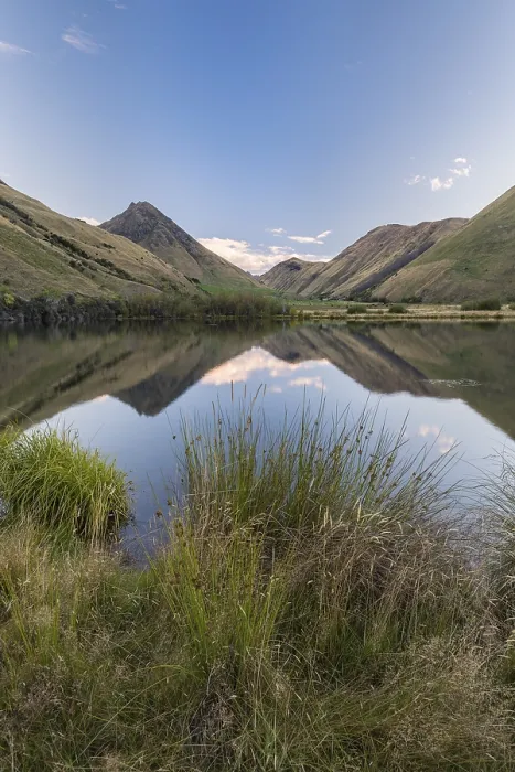 Gerahmter Druck : Berge spiegeln sich im See. Gerahmter Druck : Berge spiegeln sich im See.