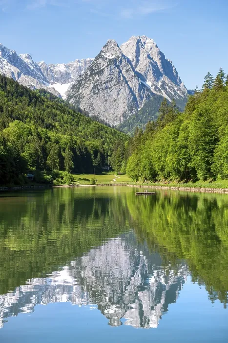Gerahmter Druck : Berge im See spiegeln. Gerahmter Druck : Berge im See spiegeln.