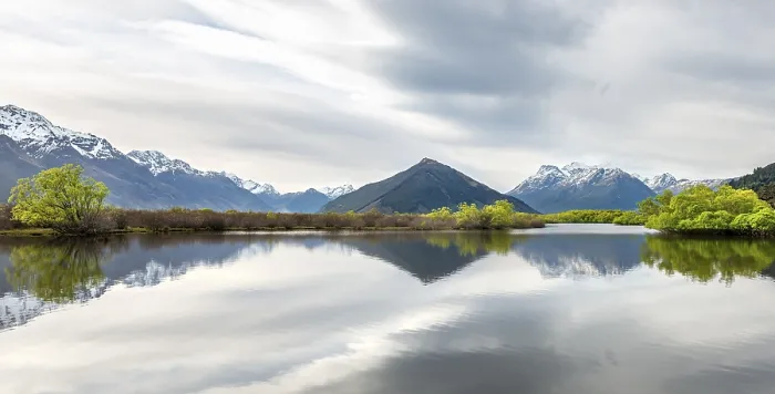 Gerahmter Druck : Berge im See spiegeln. Gerahmter Druck : Berge im See spiegeln.