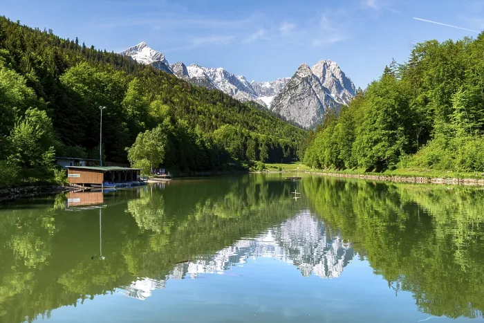 Gerahmter Druck : Berge im See spiegeln sich. Gerahmter Druck : Berge im See spiegeln sich.