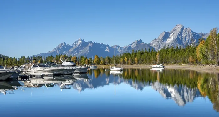 Gerahmter Druck : Berge im See spiegeln sich. Gerahmter Druck : Berge im See spiegeln sich.