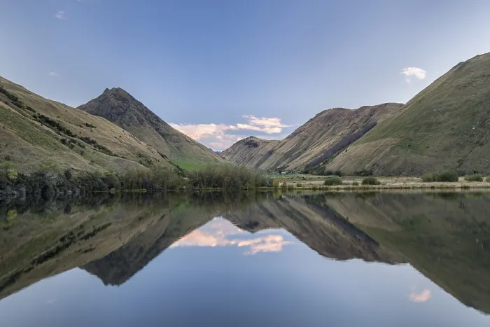 Gerahmter Druck : Berge spiegeln sich im See. Gerahmter Druck : Berge spiegeln sich im See.