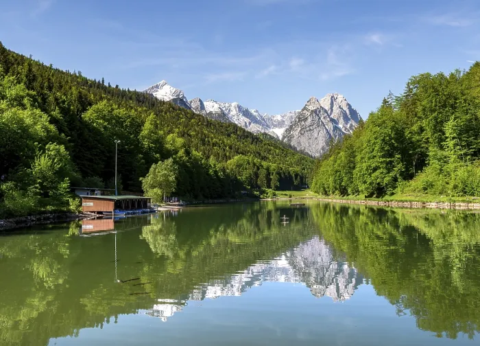 Gerahmter Druck : Berge im See spiegeln sich. Gerahmter Druck : Berge im See spiegeln sich.
