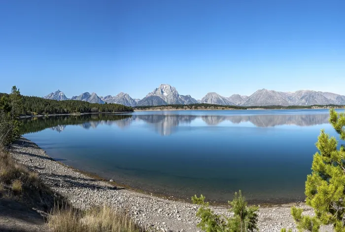 Gerahmter Druck : Berge im See. Gerahmter Druck : Berge im See.