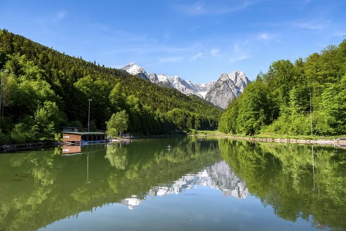 Gerahmter Druck : Berge im See spiegeln. Gerahmter Druck : Berge im See spiegeln.